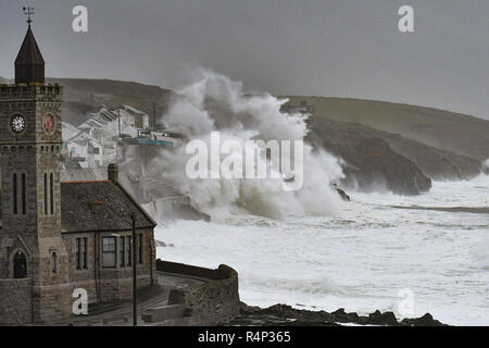 Camborne, Cornwall, England. 28. November 2018, UK Wetter. Mit Windstärken von über 60 mph riesige Wellen schlagen die kornischen Küste bei Porthleven heute morgen als Sturm Diana das Land Credit Hits: Simon Maycock/Alamy leben Nachrichten Stockfoto