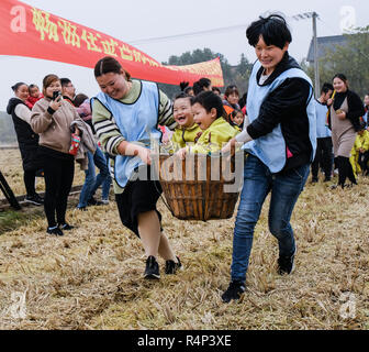 Changxing, der chinesischen Provinz Zhejiang. 28 Nov, 2018. Eltern und Kinder in einem Reisfeld Freizeitgestaltung in Changxing, im Osten der chinesischen Provinz Zhejiang, Nov. 28, 2018. Die Veranstaltung wurde durch einen lokalen Kindergarten am Mittwoch das Bewusstsein für Fitness zu erhöhen und Eltern-Kind-Interaktion fördern Kinder organisiert. Credit: Xu Yu/Xinhua/Alamy leben Nachrichten Stockfoto