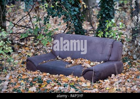 Halle/Saale, Deutschland. 28 Aug, 2018. Eine Couch steht zwischen den Pflanzen im Wald, Deutschland, Stadt Halle (Saale), 22. November 2018. Credit: Frank Mai | Nutzung weltweit/dpa/Alamy leben Nachrichten Stockfoto