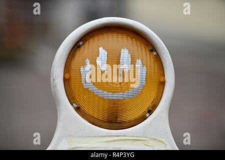 Halle/Saale, Deutschland. 28 Aug, 2018. Smiley auf einer Baustelle Lampe, Deutschland, Stadt Halle (Saale), 22. November 2018. Credit: Frank Mai | Nutzung weltweit/dpa/Alamy leben Nachrichten Stockfoto