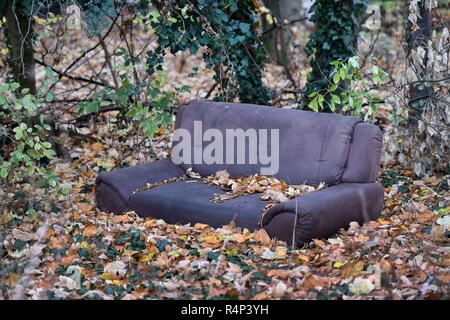 Halle/Saale, Deutschland. 28 Aug, 2018. Eine Couch steht zwischen den Pflanzen im Wald, Deutschland, Stadt Halle (Saale), 22. November 2018. Credit: Frank Mai | Nutzung weltweit/dpa/Alamy leben Nachrichten Stockfoto