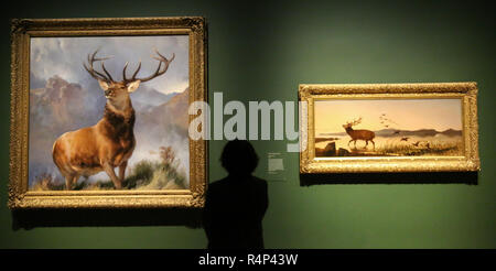 National Gallery. London, Großbritannien. 28 Nov 2018 - eine Frau sieht eine Öl-auf-Leinwand Gemälde eines Red deer Hirsch im Jahre 1851 durch den englischen Maler Sir Edwin Landseer" abgeschlossen. Die Monarch der Glen (um 1985) ist eine der bekanntesten britischen Bilder des neunzehnten Jahrhunderts; für viele Menschen ist es die Größe und die Majestät der ScotlandÕs Hochland und Wildlife kapselt. Credit: Dinendra Haria/Alamy leben Nachrichten Stockfoto