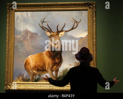 National Gallery. London, Großbritannien. 28 Nov 2018 - eine Frau sieht eine Öl-auf-Leinwand Gemälde eines Red deer Hirsch im Jahre 1851 durch den englischen Maler Sir Edwin Landseer" abgeschlossen. Die Monarch der Glen (um 1985) ist eine der bekanntesten britischen Bilder des neunzehnten Jahrhunderts; für viele Menschen ist es die Größe und die Majestät der ScotlandÕs Hochland und Wildlife kapselt. Credit: Dinendra Haria/Alamy leben Nachrichten Stockfoto