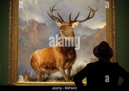 National Gallery. London, Großbritannien. 28 Nov 2018 - eine Frau sieht eine Öl-auf-Leinwand Gemälde eines Red deer Hirsch im Jahre 1851 durch den englischen Maler Sir Edwin Landseer" abgeschlossen. Die Monarch der Glen (um 1985) ist eine der bekanntesten britischen Bilder des neunzehnten Jahrhunderts; für viele Menschen ist es die Größe und die Majestät der ScotlandÕs Hochland und Wildlife kapselt. Credit: Dinendra Haria/Alamy leben Nachrichten Stockfoto