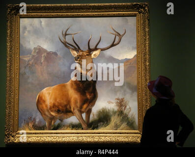 National Gallery. London, Großbritannien. 28 Nov 2018 - eine Frau sieht eine Öl-auf-Leinwand Gemälde eines Red deer Hirsch im Jahre 1851 durch den englischen Maler Sir Edwin Landseer" abgeschlossen. Die Monarch der Glen (um 1985) ist eine der bekanntesten britischen Bilder des neunzehnten Jahrhunderts; für viele Menschen ist es die Größe und die Majestät der ScotlandÕs Hochland und Wildlife kapselt. Credit: Dinendra Haria/Alamy leben Nachrichten Stockfoto