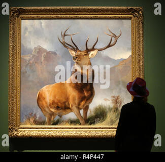 National Gallery. London, Großbritannien. 28 Nov 2018 - eine Frau sieht eine Öl-auf-Leinwand Gemälde eines Red deer Hirsch im Jahre 1851 durch den englischen Maler Sir Edwin Landseer" abgeschlossen. Die Monarch der Glen (um 1985) ist eine der bekanntesten britischen Bilder des neunzehnten Jahrhunderts; für viele Menschen ist es die Größe und die Majestät der ScotlandÕs Hochland und Wildlife kapselt. Credit: Dinendra Haria/Alamy leben Nachrichten Stockfoto