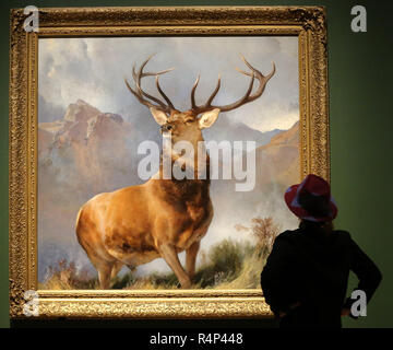 National Gallery. London, Großbritannien. 28 Nov 2018 - eine Frau sieht eine Öl-auf-Leinwand Gemälde eines Red deer Hirsch im Jahre 1851 durch den englischen Maler Sir Edwin Landseer" abgeschlossen. Die Monarch der Glen (um 1985) ist eine der bekanntesten britischen Bilder des neunzehnten Jahrhunderts; für viele Menschen ist es die Größe und die Majestät der ScotlandÕs Hochland und Wildlife kapselt. Credit: Dinendra Haria/Alamy leben Nachrichten Stockfoto