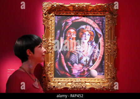 National Gallery. London, Großbritannien. 28 Nov 2018 - Rachel's Maclean Gemälde mit dem Titel "Die Königin", 2013. "Rachel Maclean: Der Löwe und das Einhorn" spiegelt Macleans Auseinandersetzung mit Fragen der nationalen Identität. Eine der am meisten scharf satirischen Künstler in Großbritannien heute, Maclean's (1987-) ätzend und düster-komische Filme anschauen, wie wir Formen kollektiver und individueller Identitäten. Ihr unverwechselbarer Stil verbindet knalliges Masken, groteske Prothesen, und aufwendigen Szenografie. Die Ausstellung läuft vom 29. November 2018 - vom 3. Februar 2019 in der Nationalgalerie. Credit: Dinendra Haria/Alamy leben Nachrichten Stockfoto