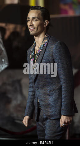 London, Großbritannien. 27 Nov, 2018. Robert Sheehan gesehen die Teilnahme an der Uraufführung von 'Mortal Motoren" im Cineworld Leicester Square in London. Credit: Gary Mitchell/SOPA Images/ZUMA Draht/Alamy leben Nachrichten Stockfoto