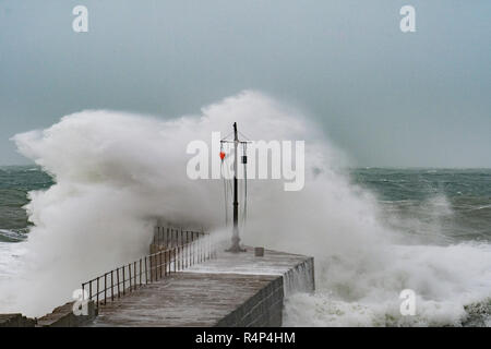 Camborne, Cornwall, England. 28. November 2018. UK Wetter. Winde, die über 60 mph von Sturm- und Diana, indem riesige Wellen über den Wellenbrecher in Camborne heute Morgen. Foto: Simon Maycock/Alamy leben Nachrichten Stockfoto