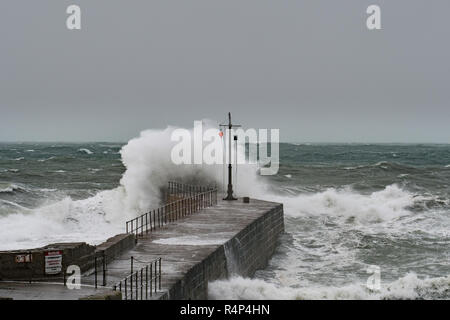 Camborne, Cornwall, England. 28. November 2018. UK Wetter. Winde, die über 60 mph von Sturm- und Diana, indem riesige Wellen über den Wellenbrecher in Camborne heute Morgen. Foto: Simon Maycock/Alamy leben Nachrichten Stockfoto