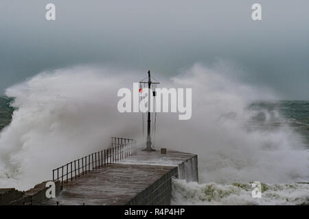 Camborne, Cornwall, England. 28. November 2018. UK Wetter. Winde, die über 60 mph von Sturm- und Diana, indem riesige Wellen über den Wellenbrecher in Camborne heute Morgen. Foto: Simon Maycock/Alamy leben Nachrichten Stockfoto