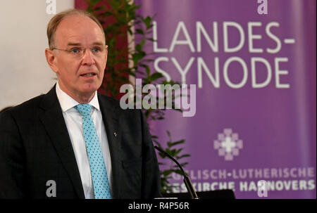 Hannover, Deutschland. 28 Nov, 2018. Bischof Ralf Meister spricht während der Herbsttagung der Synode der Landeskirche Hannover. Das Parlament der größten evangelischen Landeskirche in Deutschland diskutiert die Abänderung der Verfassung der Landeskirche. Quelle: Holger Hollemann/dpa/Alamy leben Nachrichten Stockfoto