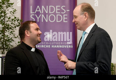 Hannover, Deutschland. 28 Nov, 2018. Bischof Ralf Meister (r) spricht mit Pastor Mofid Karajili, der Nationalen Evangelischen Synode von Syrien und Libanon (NESSL), während der Herbsttagung der Synode der Hannoverschen Landeskirche. Das Parlament der größten evangelischen Landeskirche in Deutschland diskutiert die Abänderung der Verfassung der Landeskirche. Quelle: Holger Hollemann/dpa/Alamy leben Nachrichten Stockfoto