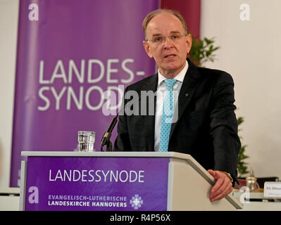 Hannover, Deutschland. 28 Nov, 2018. Bischof Ralf Meister spricht während der Herbsttagung der Synode der Landeskirche Hannover. Das Parlament der größten evangelischen Landeskirche in Deutschland diskutiert die Abänderung der Verfassung der Landeskirche. Quelle: Holger Hollemann/dpa/Alamy leben Nachrichten Stockfoto