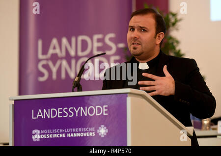 Hannover, Deutschland. 28 Nov, 2018. Pastor Mofid Karajili, der Nationalen Evangelischen Synode von Syrien und Libanon (NESSL), spricht während der Herbsttagung der Synode der Landeskirche Hannovers. Das Parlament der größten evangelischen Landeskirche in Deutschland diskutiert die Abänderung der Verfassung der Landeskirche. Quelle: Holger Hollemann/dpa/Alamy leben Nachrichten Stockfoto