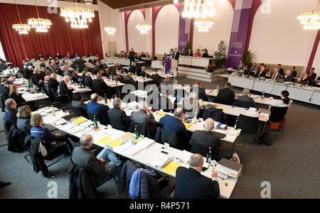 Hannover, Deutschland. 28 Nov, 2018. Bischof Ralf Meister spricht mit den Mitgliedern der Synode während der Herbsttagung der Synode der Landeskirche Hannover. Das Parlament der größten evangelischen Landeskirche in Deutschland diskutiert die Abänderung der Verfassung der Landeskirche. Quelle: Holger Hollemann/dpa/Alamy leben Nachrichten Stockfoto