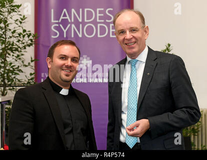 Hannover, Deutschland. 28 Nov, 2018. Bischof Ralf Meister (r) spricht mit Pastor Mofid Karajili, der Nationalen Evangelischen Synode von Syrien und Libanon (NESSL), während der Herbsttagung der Synode der Hannoverschen Landeskirche. Das Parlament der größten evangelischen Landeskirche in Deutschland diskutiert die Abänderung der Verfassung der Landeskirche. Quelle: Holger Hollemann/dpa/Alamy leben Nachrichten Stockfoto