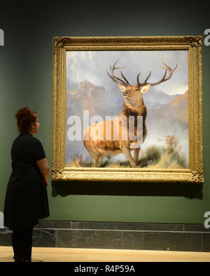 London, Großbritannien. 28. November 2018. Die Monarch der Glen geht auf Anzeige in der Nationalgalerie. Um 1851 durch englische Künstler Sir Edwin Landseer gemalt, es zeigt einen kapitalen Hirsch und ist wohl der weltweit bekannteste Tier Malerei. Credit: Howard Jones/Alamy leben Nachrichten Stockfoto