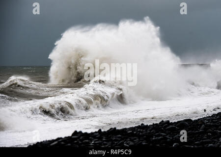 Aberystwyth Wales UK, 28/11/2018 UK Wetter: Sturm Diana mit Winde, die bis 60 oder 70 mph, mit einer Flut kombiniert, bringt enorme Wellen zerschlagen das Meer Abwehr in Aberystwyth auf der Cardigan Bay Küste von West Wales. Die UK Met Office hat eine gelbe Warnmeldung für Wind heute und morgen für den westlichen Teil der Britischen Inseln ausgestellt, mit der Gefahr von Sachschäden und Betriebsunterbrechungen zu reisen. Photo credit Keith Morris/Alamy leben Nachrichten Stockfoto