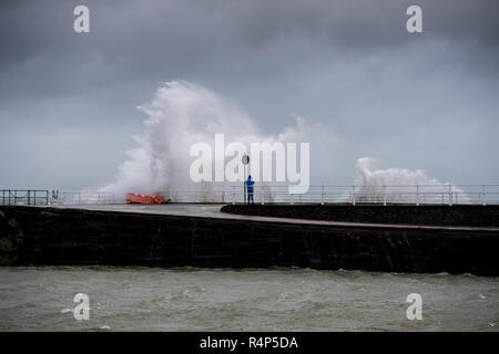 Aberystwyth Wales UK, 28/11/2018 UK Wetter: Sturm Diana mit Winde, die bis 60 oder 70 mph, mit einer Flut kombiniert, bringt enorme Wellen zerschlagen das Meer Abwehr in Aberystwyth auf der Cardigan Bay Küste von West Wales. Die UK Met Office hat eine gelbe Warnmeldung für Wind heute und morgen für den westlichen Teil der Britischen Inseln ausgestellt, mit der Gefahr von Sachschäden und Betriebsunterbrechungen zu reisen. Photo credit Keith Morris/Alamy leben Nachrichten Stockfoto