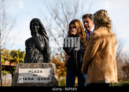 Madrid, Spanien. 28 Nov, 2018. Die Eltern von Diana Gr, Juan Carlos Gr und Diana LÃ³pez-Pinel, und ihre Schwester Valeria haben einen sehr emotionalen Zeremonie in der Stadt Madrid Pozuelo de AlarcÃ³n, wo eine Plaza in Hommage an die ermordeten Kulturzone eingeweiht wurde besucht. Nachbarn und Freunde der Familie haben der Schauspieler, in der er ein Gedicht für Diana quer gelesen hat "Abanicada por el viento'' Am 28.November, 2018 in Madrid, Spanien Quelle: Jesus Hellin/ZUMA Draht/Alamy leben Nachrichten Stockfoto