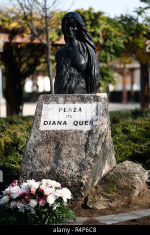 Madrid, Spanien. 28 Nov, 2018. Die Eltern von Diana Gr, Juan Carlos Gr und Diana LÃ³pez-Pinel, und ihre Schwester Valeria haben einen sehr emotionalen Zeremonie in der Stadt Madrid Pozuelo de AlarcÃ³n, wo eine Plaza in Hommage an die ermordeten Kulturzone eingeweiht wurde besucht. Nachbarn und Freunde der Familie haben der Schauspieler, in der er ein Gedicht für Diana quer gelesen hat "Abanicada por el viento'' Am 28.November, 2018 in Madrid, Spanien Quelle: Jesus Hellin/ZUMA Draht/Alamy leben Nachrichten Stockfoto