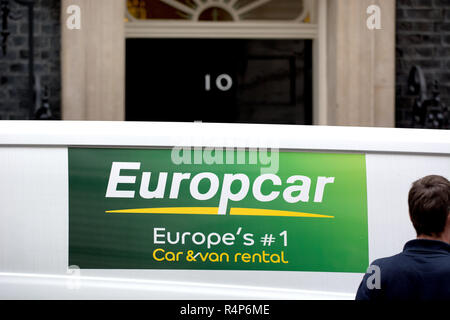 London, Großbritannien. 28. November 2018. Downing Street, London. Europcar Autovermietung van kommt ironischerweise bei 10 Downing Street Credit: PjrFoto/Alamy leben Nachrichten Stockfoto