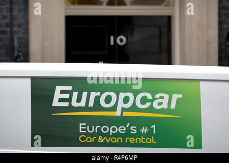 London, Großbritannien. 28. November 2018. Downing Street, London. Europcar Autovermietung van kommt ironischerweise bei 10 Downing Street Credit: PjrFoto/Alamy leben Nachrichten Stockfoto