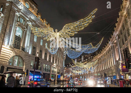 Regents Street, London, UK. 27. November 2018: Die spektakuläre Weihnachtsbeleuchtung Anzeige auf Regents Street in London letzte Nacht mit weniger als ein Monat bis Weihnachten zu gehen. Credit: Phil Rees/Alamy leben Nachrichten Stockfoto