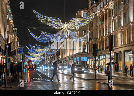 Regents Street, London, UK. 27. November 2018: Die spektakuläre Weihnachtsbeleuchtung Anzeige auf Regents Street in London letzte Nacht mit weniger als ein Monat bis Weihnachten zu gehen. Credit: Phil Rees/Alamy leben Nachrichten Stockfoto