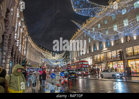 Regents Street, London, UK. 27. November 2018: Die spektakuläre Weihnachtsbeleuchtung Anzeige auf Regents Street in London letzte Nacht mit weniger als ein Monat bis Weihnachten zu gehen. Credit: Phil Rees/Alamy leben Nachrichten Stockfoto