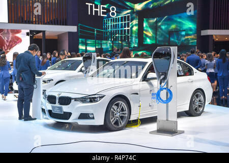 Nonthaburi, Thailand. 28. Nov 2018. BMW 330 e M Sport Auto auf Anzeige an der 35th Thailand International Motor Expo am 28. November 2018 in Nonthaburi, Thailand. Credit: chatchai Somwat/Alamy leben Nachrichten Stockfoto