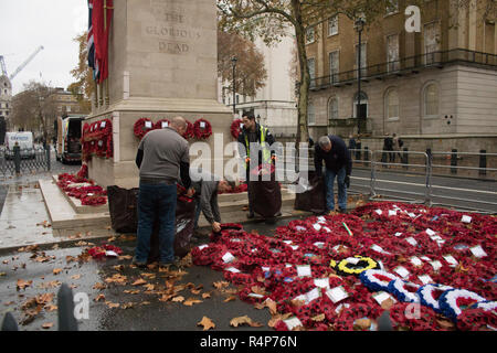 London, Großbritannien. 28. November 2018. Arbeitnehmer die poppy Kränze, die sich auf Erinnerung Sonntag am Ehrenmal in Whitehall, feierten den 100. Jahrestag des Endes des Ersten Weltkriegs 1918 Credit: Amer ghazzal/Alamy Leben Nachrichten gelegt wurden, entfernen Stockfoto