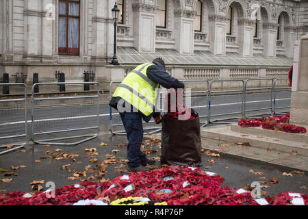 London, Großbritannien. 28. November 2018. Arbeitnehmer die poppy Kränze, die sich auf Erinnerung Sonntag am Ehrenmal in Whitehall, feierten den 100. Jahrestag des Endes des Ersten Weltkriegs 1918 Credit: Amer ghazzal/Alamy Leben Nachrichten gelegt wurden, entfernen Stockfoto