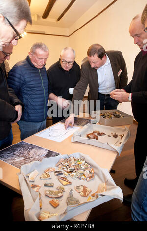 Querfurt, Deutschland. 28 Nov, 2018. Matthias Becker (2. von rechts) erläutert die Websites und ihre Bedeutung auf einer Pressekonferenz in Querfurt Schloss. Archäologische Funde wurden im Zusammenhang mit umfangreichen Baumaßnahmen in Querfurt Schloss gesichert. Neben die Reste von zwei Toren, zahlreiche Skelette gefunden, die Zeugen einer ehemaligen Friedhof im Norden und Osten der Kirche tragen. Die Funde aus dem Mittelalter und die frühe Neuzeit. Credit: Johannes Stein/ZB/dpa/Alamy leben Nachrichten Stockfoto