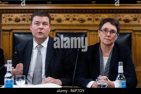 Hamburg, Deutschland. 28 Nov, 2018. Andreas Dressel (SPD), Finanzsenator von Hamburg, Kommentare über den Verkauf der HSH-Nordbank am Hamburger Rathaus neben Monika Nielsen (Bündnis 90/Die Grünen), Finanzminister von Schleswig-Holstein. Quelle: Markus Scholz/dpa/Alamy leben Nachrichten Stockfoto