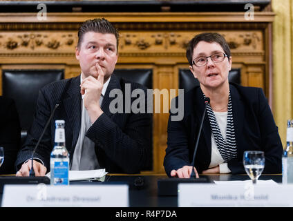 Hamburg, Deutschland. 28 Nov, 2018. Monika Nielsen (Bündnis 90/Die Grünen), Finanzminister von Schleswig-Holstein, Kommentare über den Verkauf der HSH-Nordbank am Hamburger Rathaus neben Andreas Dressel (SPD), Finanzsenator von Hamburg. Quelle: Markus Scholz/dpa/Alamy leben Nachrichten Stockfoto