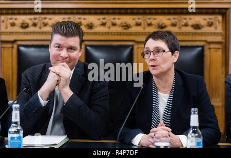 Hamburg, Deutschland. 28 Nov, 2018. Monika Nielsen (Bündnis 90/Die Grünen), Finanzminister von Schleswig-Holstein, Kommentare über den Verkauf der HSH-Nordbank am Hamburger Rathaus neben Andreas Dressel (SPD), Finanzsenator von Hamburg. Quelle: Markus Scholz/dpa/Alamy leben Nachrichten Stockfoto