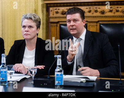 Hamburg, Deutschland. 28 Nov, 2018. Andreas Dressel (SPD), Finanzsenator von Hamburg, Kommentare über den Verkauf der HSH-Nordbank im Hamburger Rathaus neben Sibylle Roggencamp, Leiter Asset und Investment Management an der Hamburger Finanzbehörde. Quelle: Markus Scholz/dpa/Alamy leben Nachrichten Stockfoto