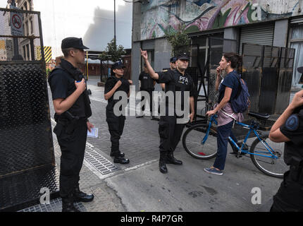 Buenos Aires, Argentinien. 28 Nov, 2018. Polizisten bewachen den Eingang zu einer Straße vor dem G20-Gipfel. Tausende Polizisten und Sicherheitsbeamte sichert den Bereich an den zwei Tagen der G20-Gipfel der Staats- und Regierungschefs (30.11./1.12.). Credit: Carlos Brigo/dpa/Alamy leben Nachrichten Stockfoto