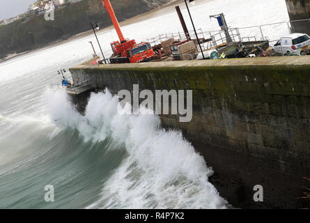 Newquay, Cornwall. 28. Nov 2018. UK Wetter: Sturm Diana Wimpern West Country, Arbeiter Kampf vorherige Sturmschäden im Süden von Newquay Kai als neuer Sturm Diana zu reparieren Wimpern den Hafen Cornwall, UK. Credit: Robert Taylor/Alamy leben Nachrichten Stockfoto