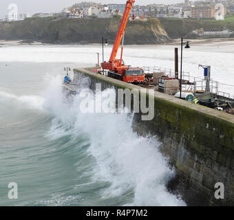 Newquay, Cornwall. 28. Nov 2018. UK Wetter: Sturm Diana Wimpern West Country, Arbeiter Kampf vorherige Sturmschäden im Süden von Newquay Kai als neuer Sturm Diana zu reparieren Wimpern den Hafen Cornwall, UK. Credit: Robert Taylor/Alamy leben Nachrichten Stockfoto