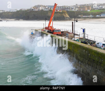 Newquay, Cornwall. 28. Nov 2018. UK Wetter: Sturm Diana Wimpern West Country, Arbeiter Kampf vorherige Sturmschäden im Süden von Newquay Kai als neuer Sturm Diana zu reparieren Wimpern den Hafen Cornwall, UK. Credit: Robert Taylor/Alamy leben Nachrichten Stockfoto