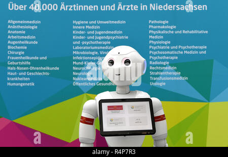 Hannover, Deutschland. 28 Nov, 2018. Der humanoide Roboter 'Lou' steht vor einem Plakat zu Beginn einer Pressekonferenz während der Digitalen Gipfel auf die Gesundheit. Unter anderem wird die Konferenz mit der Zukunft des telemedizinischen Behandlung Modelle beschäftigen. (Dpa' Helper oder scaremonger? - 'R. Google" konkurriert mit der Ärzte vom 28.11.2018) Credit: Holger Hollemann/dpa/Alamy leben Nachrichten Stockfoto