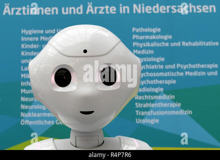 Hannover, Deutschland. 28 Nov, 2018. Der humanoide Roboter 'Lou' steht vor einem Plakat zu Beginn einer Pressekonferenz während der Digitalen Gipfel auf die Gesundheit. Unter anderem wird die Konferenz mit der Zukunft des telemedizinischen Behandlung Modelle beschäftigen. (Dpa' Helper oder scaremonger? - 'R. Google" konkurriert mit der Ärzte vom 28.11.2018) Credit: Holger Hollemann/dpa/Alamy leben Nachrichten Stockfoto