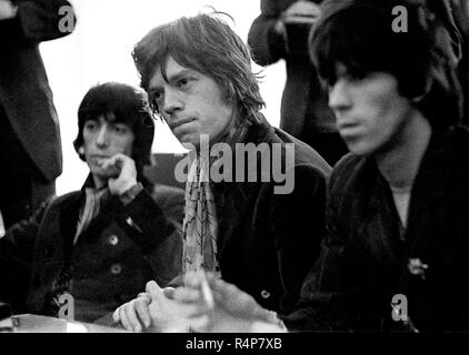 Bassist Bill Wyman, Sänger Mick Jagger und Gitarrist Keith Richards (links nach rechts nr.) von der britischen Band The Rolling Stones, im April 1967 in Warschau. Die Rolling Stones auch in der polnischen Hauptstadt als Teil der europäischen Tour. Das Konzert fand am 13. April 1967 statt. Foto: Ulrich Hassler (c) dpa-Bericht | Verwendung weltweit Stockfoto