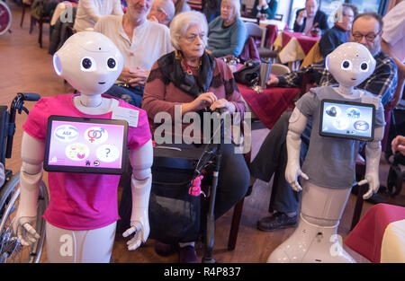 Frankfurt am Main, Deutschland. 28. Nov 2018. Der humanoide Roboter "Peppa' und 'Pfeffer' stand in der Mitte der Bewohner eines Alten- und Pflegeheims bei einer Informationsveranstaltung. Im Rahmen eines Projektes an der Fachhochschule Frankfurt, die Schüler wollen, um zu erfahren, was die Senioren aus dem Roboter wollen, so dass Sie vielleicht eines Tages in Altenheimen verwendet werden. Foto: Boris Roessler/dpa Quelle: dpa Picture alliance/Alamy leben Nachrichten Stockfoto