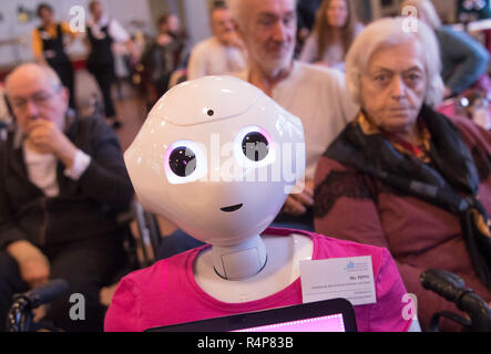 Frankfurt am Main, Deutschland. 28. Nov 2018. Der humanoide Roboter "Peppa' steht in der Mitte der Bewohner eines Alten- und Pflegeheims bei einer Informationsveranstaltung. Im Rahmen eines Projektes an der Fachhochschule Frankfurt, die Schüler wollen, um zu erfahren, was die Senioren aus dem Roboter wollen, so dass Sie vielleicht eines Tages in Altenheimen verwendet werden. Foto: Boris Roessler/dpa Quelle: dpa Picture alliance/Alamy leben Nachrichten Stockfoto