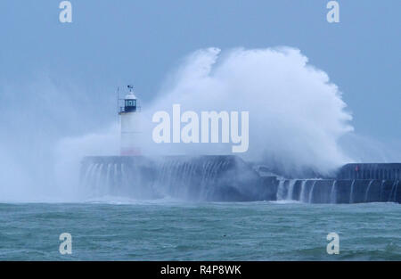 Newhaven, East Sussex, UK. 28. November 2018. Sturm Diana, starke Winde und Wellen zu Newhaven in East Sussex. Credit: Peter Cripps/Alamy leben Nachrichten Stockfoto